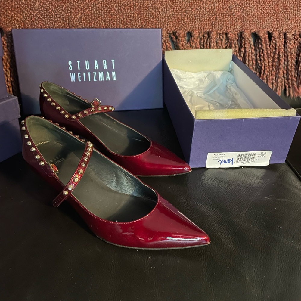 Sexy kitten heels!  Lightly worn, comfortable to wear!
